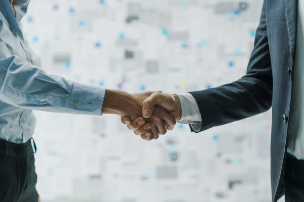 Business Partners Shaking Hands - ContSmart Contabilidade e Corretora de Seguros